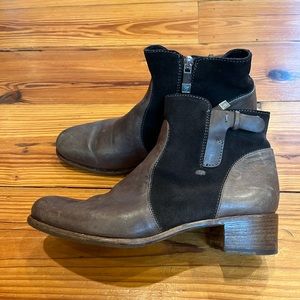 Alberto Fermani taupe and brown ankle boots. Mixed leather and suede.